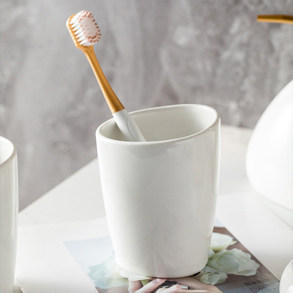 Keramikset – tvålpump, mugg och tvålfat i minimalistisk design